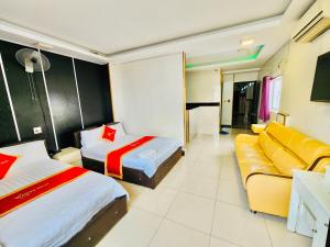胡志明市Istars Hotel的酒店客房,设有两张床和一张沙发