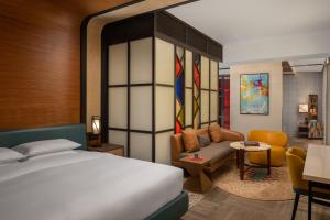 迪拜Andaz by Hyatt – Palm Jumeirah的一间卧室设有一张床和一间客厅。