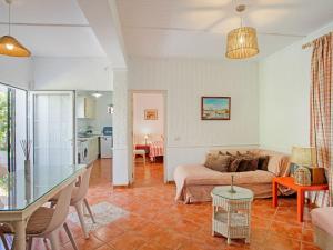 米哈斯科斯塔Superb beachfront villa with guest house 50m opposite的客厅配有沙发和桌子