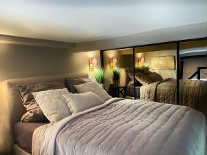 汉堡Black Suite 2 Luxus in Alsternähe的卧室配有一张白色大床和镜子
