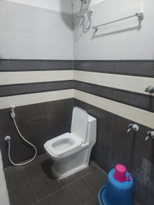 KottakupamParadise Golden Residency的一间带卫生间和淋浴的浴室