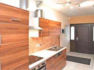 OberwaroldernHoliday home in ldernTwistetal Oberwaro with sauna的一个带木制橱柜和水槽的厨房