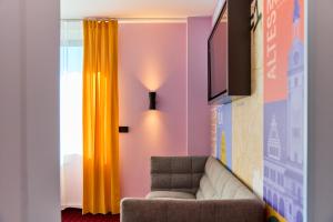 莱比锡莱比锡麦克梦想酒店的带沙发和黄色窗帘的客厅