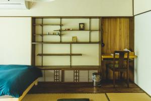 SetoMasukichi 古民家宿ますきち 駐車場無料的客房配有一张床和一张书桌