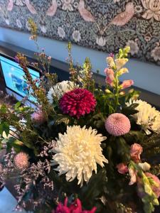 登博斯Good Seasons City Centre Hotel Den Bosch的花瓶里一束五颜六色的花