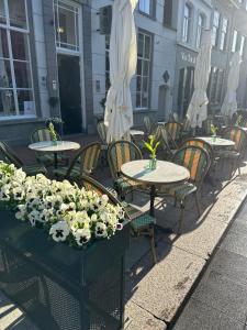 登博斯Good Seasons City Centre Hotel Den Bosch的一组桌椅,上面有鲜花