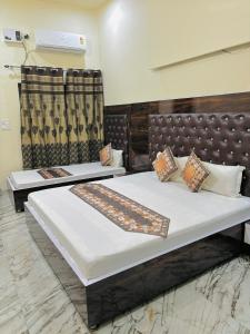 阿姆利则Shiv Shankar Guest House的一间卧室,配有两张床