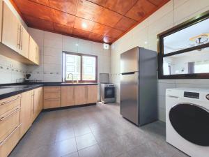 黑角Elegant Appartement BELAPPART的一个带不锈钢冰箱的大厨房