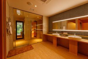 仙台作并温泉沙龙位置墓酒店的浴室设有2个水槽和2面镜子