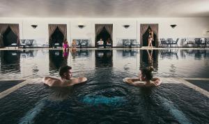 沃尔索尔菲尔劳温斯温泉酒店的两人在游泳池里