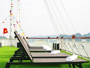 下龙湾Le Journey Calypso Pool Cruise Ha Long Bay的游轮上的一组长凳