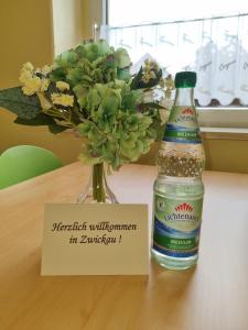 茨维考Ferienwohnung im Zentrum Zwickaus的花瓶旁一瓶水