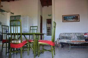 波尔托奥蒂罗卢Via dei Ciclamini - FPO-NETT01的配有桌椅和沙发的房间