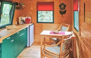 Warthe1 Bedroom Cozy stacaravan In Warthe的小屋内的厨房配有桌椅