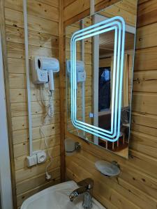 巴统Kottage anania的一间带镜子和水槽的浴室