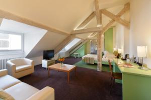 日内瓦国际终点站酒店的大型阁楼间设有一间卧室和一间客厅。