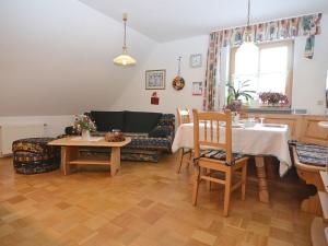 DietersdorfSpacious Apartment with Sauna in Schonsee的客厅配有桌子和沙发