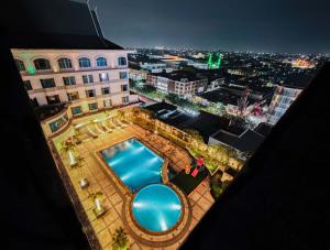 北干巴鲁北干巴鲁加特拉大酒店的享有带游泳池的建筑的空中景致