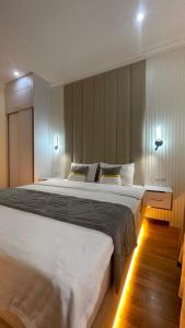 撒马尔罕Hotel Marvarid的一间卧室配有一张大床和灯光