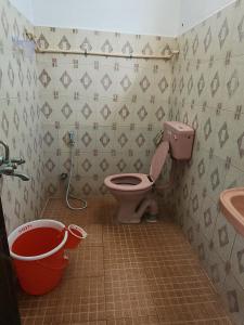 蓬蒂切里Paradise Feel Dreamy Resort的一间带卫生间、水槽和水桶的浴室