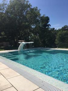 卡尔德斯德马拉维亚Casa Bellavista con piscina en Caldes Costa Brava的一个带喷泉的游泳池