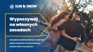 KarwicaApartamenty Sun & Snow Zapach Lasu - Naturalne SPA的一张男女站在街上的海报