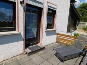 LandscheidFeWo Kailbachtal的房屋外天井的椅子
