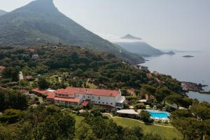 马拉泰亚桑塔维尼尔酒店的水边山丘上房屋的空中景观