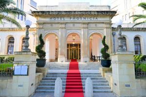 瓦莱塔The Phoenicia Malta的一间酒店前方的红地毯