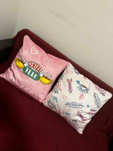 布鲁塞尔Alexanor Cosy Private Room in a Shared Apartment的床上的粉红色枕头