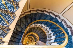 巴塞罗那埃尔阿维尼达宫酒店的蓝色和金色的螺旋楼梯