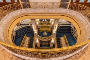巴塞罗那埃尔阿维尼达宫酒店的剧院的顶部景色,设有螺旋楼梯