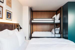 维也纳Hotel Schani Uno City的一间卧室配有两张床和双层床