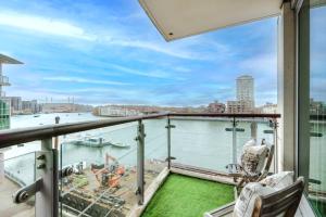 伦敦BEST THAMES VIEW in TOWN! LARGE LUXXE NOMAD DESIGN FAMILY HOME的享有水景的阳台