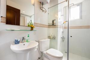 胡志明市Convinia Apartment的浴室配有卫生间、盥洗盆和淋浴。