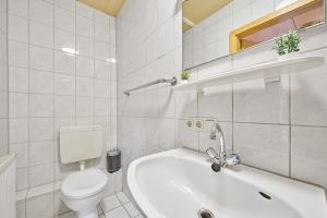 德根多夫home2stay Apartmenthaus Deggendorf Wifi Smart TV Parking***的白色的浴室设有卫生间和浴缸。