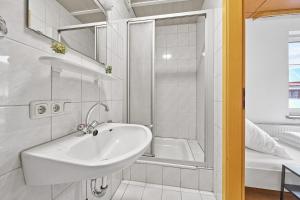 德根多夫home2stay Apartmenthaus Deggendorf Wifi Smart TV Parking***的白色的浴室设有水槽和浴缸。