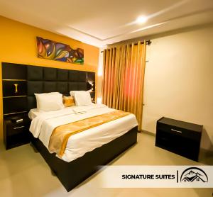Ado EkitiLA GRANITA HOTEL AND SUITES的一间卧室,卧室内配有一张大床