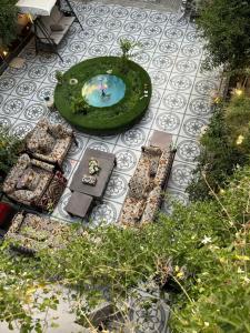 阿哈达استراحة صيفيه بالهدا الطائف的花园设有小喷泉,位于庭院
