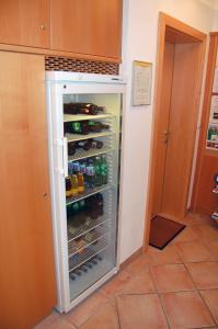 巴特布卢毛祖尔普斯特民宿的装满大量啤酒的冰箱