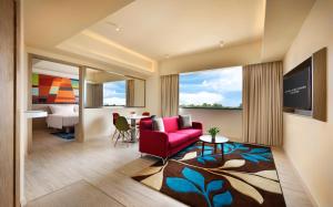新加坡Genting Hotel Jurong的客厅配有红色的沙发和桌子
