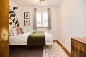 Winchmore HillThe Enfield Place - Elegant 4BDR House with Garden的一间小卧室,配有床和窗户