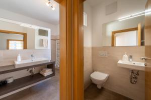 泰尔梅诺Ferienhof Franzelin的浴室设有2个水槽、卫生间和镜子。