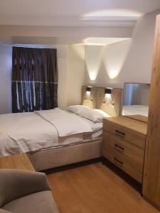 伊斯坦布尔KADIKÖY BRISTOL HOTEL的一间卧室配有两张床和椅子