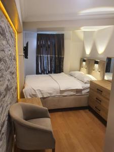伊斯坦布尔KADIKÖY BRISTOL HOTEL的一间小卧室,配有一张床和一把椅子