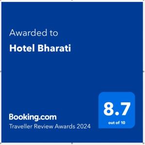 德奥加尔Hotel Bharati的上面有蓝色的屏风,上面有酒店带标志