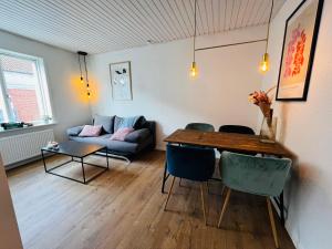 锡尔克堡The Old Hotel Silkeborg - 1MTH的客厅配有桌椅和沙发