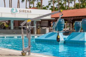 普罗塔拉斯卡沃马里斯海滩酒店的度假村游泳池的滑梯