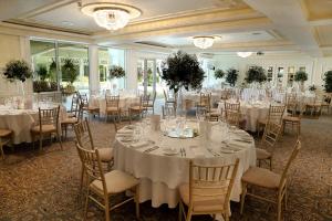 LoansLochgreen House Hotel & Spa的宴会厅配有桌椅和白色的桌布