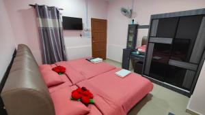 伯恩仓Santai Desa Chalet musleem 0nly的客厅配有红色的床和沙发